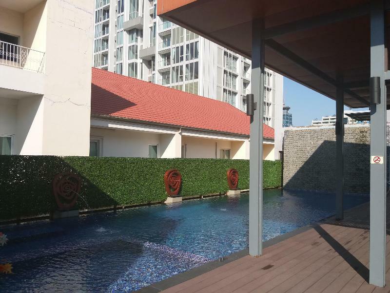 Hotel Dazzle Sukhumvit 7 4*